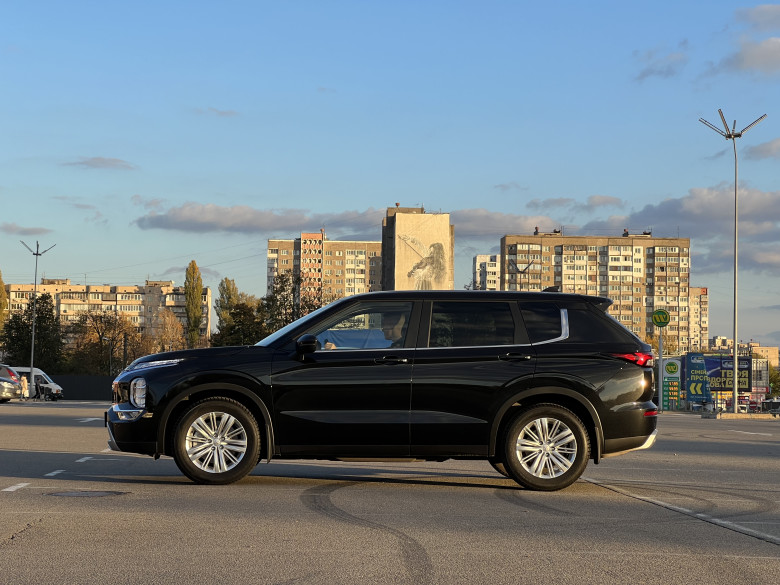 НОВИЙ OUTLANDER INTENSE 2.5 CVT 4WD